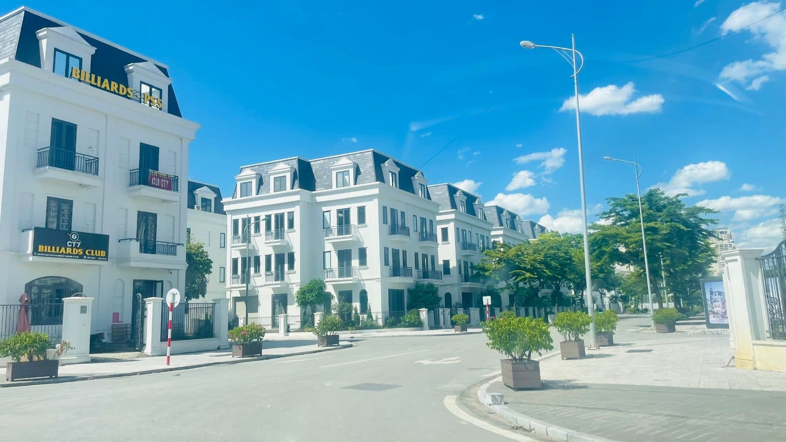 Đất 170m², 4 tầng: bán biệt thự Solasta Mansion nằm nội khu Dương Nội