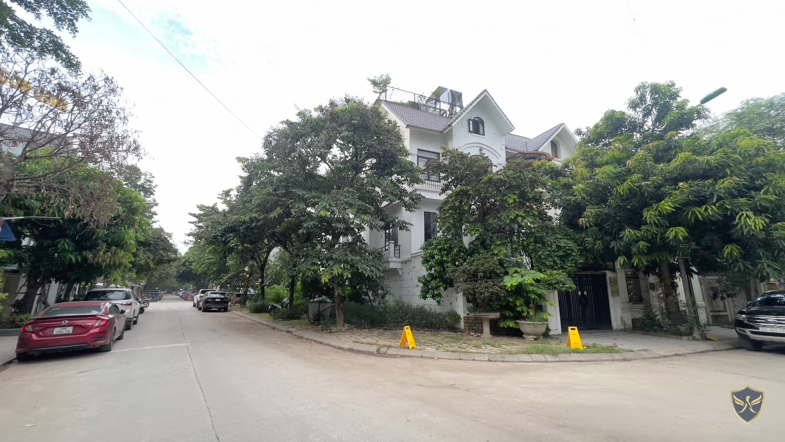 Cho thuê biệt thự song lập 198,3m2 Geleximco Lê Trọng Tấn - ngang 12m, ô tô tránh nhau, đường 13.5m
